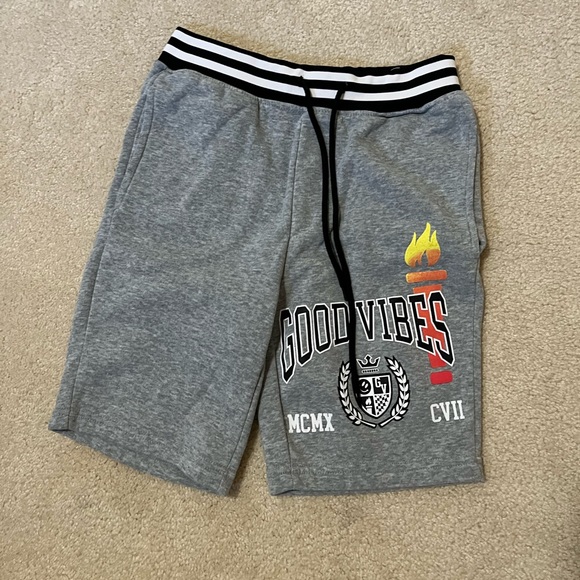 Rue21 Grey Graphic Shorts - Picture 1 of 3